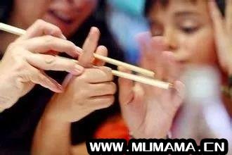 简述指导婴幼儿正确使用筷子的方法，怎么教宝宝拿筷子吃饭(如何教孩子正确使用筷子)