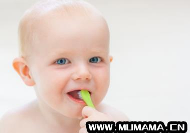 小孩刷牙从几岁可以开始？宝宝六个月长牙了需要刷牙吗(宝宝几岁需要刷牙)