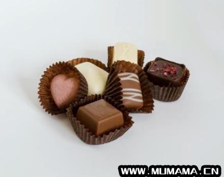 一块巧克力的热量等于几碗饭，巧克力容易发胖吗(1块巧克力等于5碗米饭)