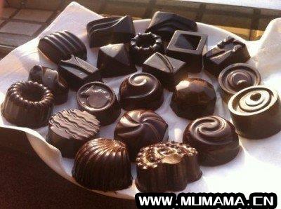 黑巧克力的营养价值及功效与作用，每天一块黑巧克力的作用(白巧克力和黑巧克力有啥区别)