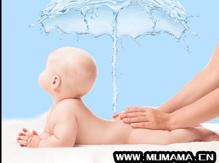 婴儿夏天用抚触油还是身体乳，婴儿冬天用抚触油还是身体乳(该给宝宝用润肤乳还是婴儿油)