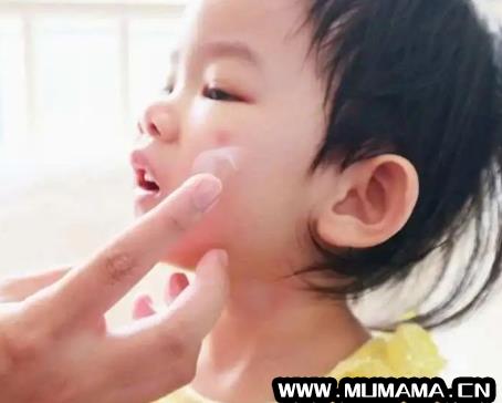 婴儿润肤油可以抹婴儿脸上吗(多用润肤霜反伤宝宝皮肤)