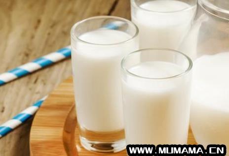 牛奶分层还能喝吗，纯牛奶飘白色絮状物正常么(为什么它们是白色)