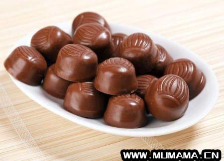 代可可脂巧克力一天吃多少合适，代可可脂巧克力的危害有哪些？(实测13款巧克力糖含量)