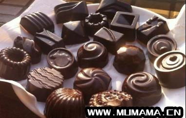 黑巧克力纯度多少最好，纯黑巧克力每天吃多少合适(每天吃几片黑巧克力让你健康满满)