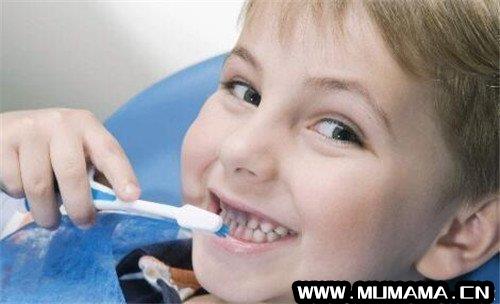 小孩刷牙牙龈出血是什么原因，儿童几岁开始刷牙比较好(早上刷牙牙龈出血)