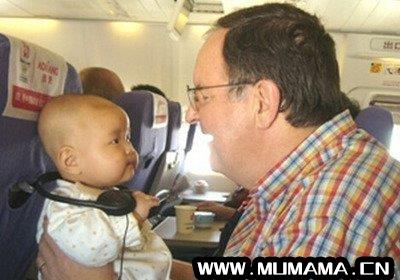 新生婴儿出生多少天可以坐上飞机，40天的宝宝可以坐飞机吗(为什么我找男朋友难于上青天)