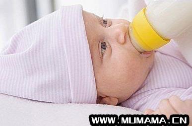 开封一个月的奶粉还能给宝宝喝吗，奶粉打开一个月还能给宝宝喝吗(开了1个月的奶粉能给宝宝吃吗)