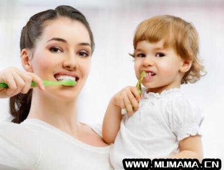 宝宝几岁刷牙是最好的时间，3岁宝宝有没有必要刷牙(你就是孩子最好的玩具)