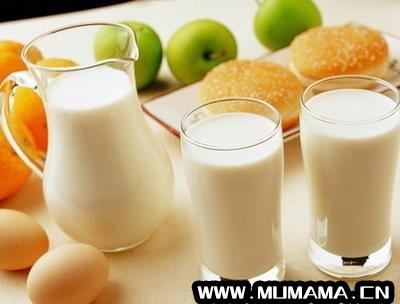 纯牛奶和高钙奶哪个营养更好(普通牛奶和高钙牛奶应该怎么选)