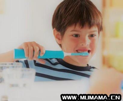 儿童几岁用牙膏刷牙比较好，宝宝多大用牙膏刷牙最合适(宝宝多大开始刷牙好)
