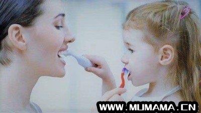 宝宝太早刷牙的害处，宝宝几岁之前不建议自己刷牙(让孩子自己刷牙的家长们要注意了)