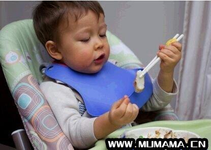 大人吃过的筷子可以给宝宝吃吗(别再瞎喂别人家宝宝吃东西)