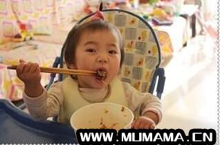 儿童拿筷子玩的危险图片，小孩使用筷子进餐的注意事项(使用筷子有助大脑发育)