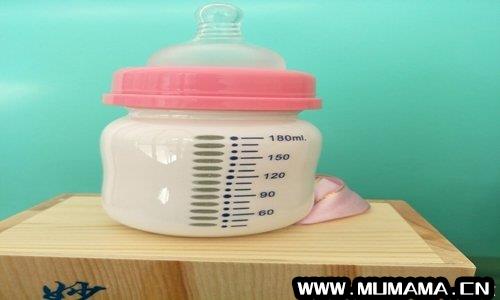 奶瓶刻度正确使用方法(宝宝用奶瓶的注意事项)