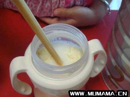 奶粉喝不完的可以放多久，婴儿喝一半的奶粉能放几个小时(究竟能放多久)