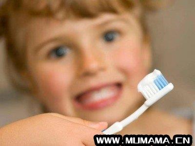 宝宝刷牙把牙膏咽下去有什么危害，小孩刷牙把牙膏咽下去有事吗(「育儿干货」宝宝吞咽牙膏有害吗)