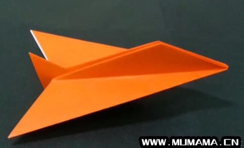 能飞100米的纸飞机怎么折，战斗机怎么折能飞100米(整理了一下最近折的纸飞机)
