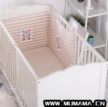 婴儿床尺寸标准、床围有必要买吗(如何选择合适婴儿床)