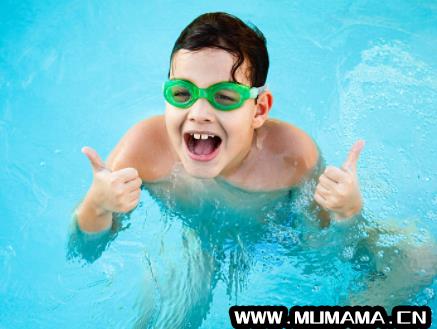 儿童游泳眼镜哪种好，游泳眼镜用大的好还是小的好(TPE高弹性体可作为游泳眼镜的首选材料)