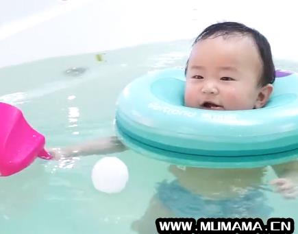 婴儿游泳圈的正确戴法视频，宝宝游泳圈正确佩戴方法(关于宝宝游泳时耳朵进水)