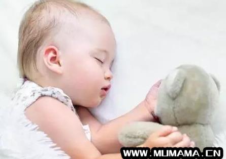 2个月的宝宝可以开空调睡觉吗，两个月宝宝可以在空调房睡觉吗(宝宝在空调房睡觉)