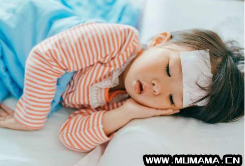 夏天婴儿发烧可以开空调睡觉，宝宝发烧开空调会不会更严重(宝宝发烧可以开空调吗)