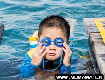 儿童游泳眼镜什么牌子的好，儿童游泳眼镜买什么样的好(孩子游泳一定要戴泳镜)