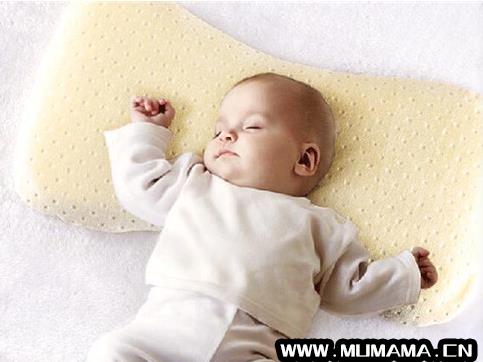 宝宝枕头高度多高合适、图片，婴幼儿枕头各个高度与年龄的标准(枕头高度不对)