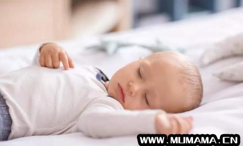 婴儿晚上能吹电风扇睡觉吗，风扇不对着婴儿吹可以吗(周杰伦儿女在家作画)