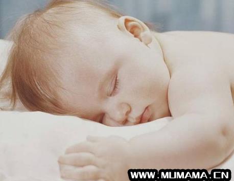 三个月的宝宝晚上可以在空调房间睡觉吗(新生宝宝的房间能开空调吗)