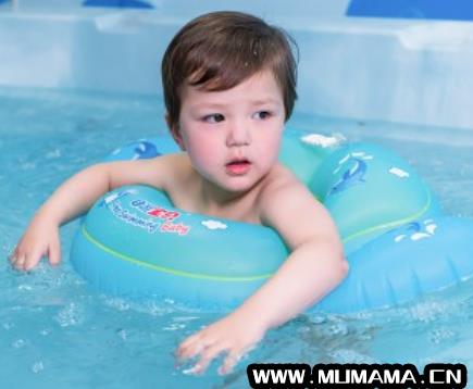 两个月宝宝可以游泳吗用泳圈，婴儿几个月可以脖子套游泳圈(宝宝多大用腋下游泳圈)