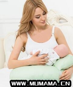 婴儿枕着大人手臂侧睡好吗、对头型有影响吗(不然影响发育)
