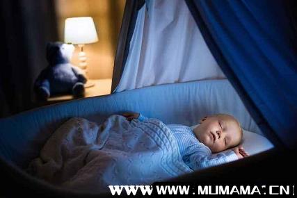 新生儿晚上睡觉需要用抱被、裹着包被睡吗、好吗(包被的好处其实有这些)