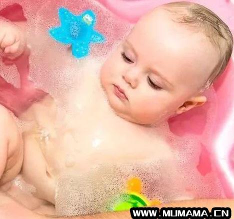夏天给婴儿洗澡要不要开空调，婴儿洗澡空调开多少度合适(冬天怎么给宝宝洗澡)