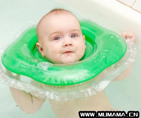 3个月婴儿可以戴脖圈游泳么，三个月的宝宝游泳可以用脖套游泳圈吗(套脖圈游泳有多危险)