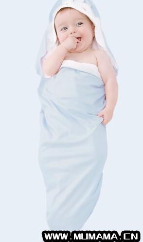 婴儿裹襁褓包是适合几岁或几个月用、打襁褓又到几个月(能睡18小时的宝宝为何一出月子就睡渣)