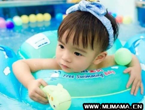 宝宝游泳用什么游泳圈好，婴幼儿游泳圈哪种更安全(新生儿游泳好处多)