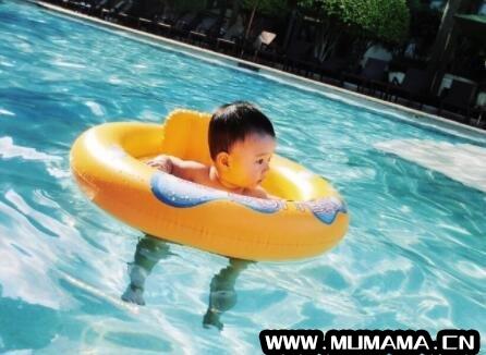 3岁宝宝用什么游泳圈最安全，三岁多用游泳圈还是臂圈(婴儿游泳圈的分类)