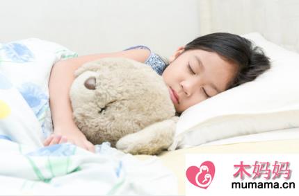 宝宝几点睡最好  抓住关键信号帮孩子养成睡眠习惯