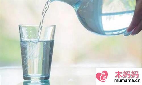 尿酸高是什么引起的？喝水可以降尿酸吗