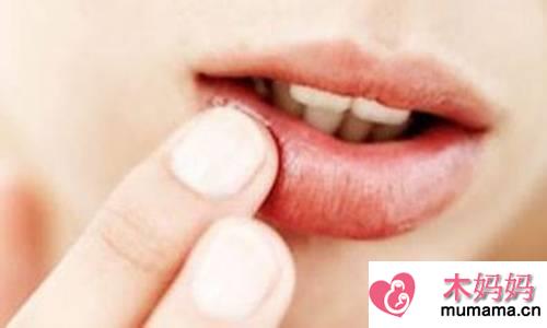 嘴唇上长水泡是什么原因？怎么治疗快速能消除